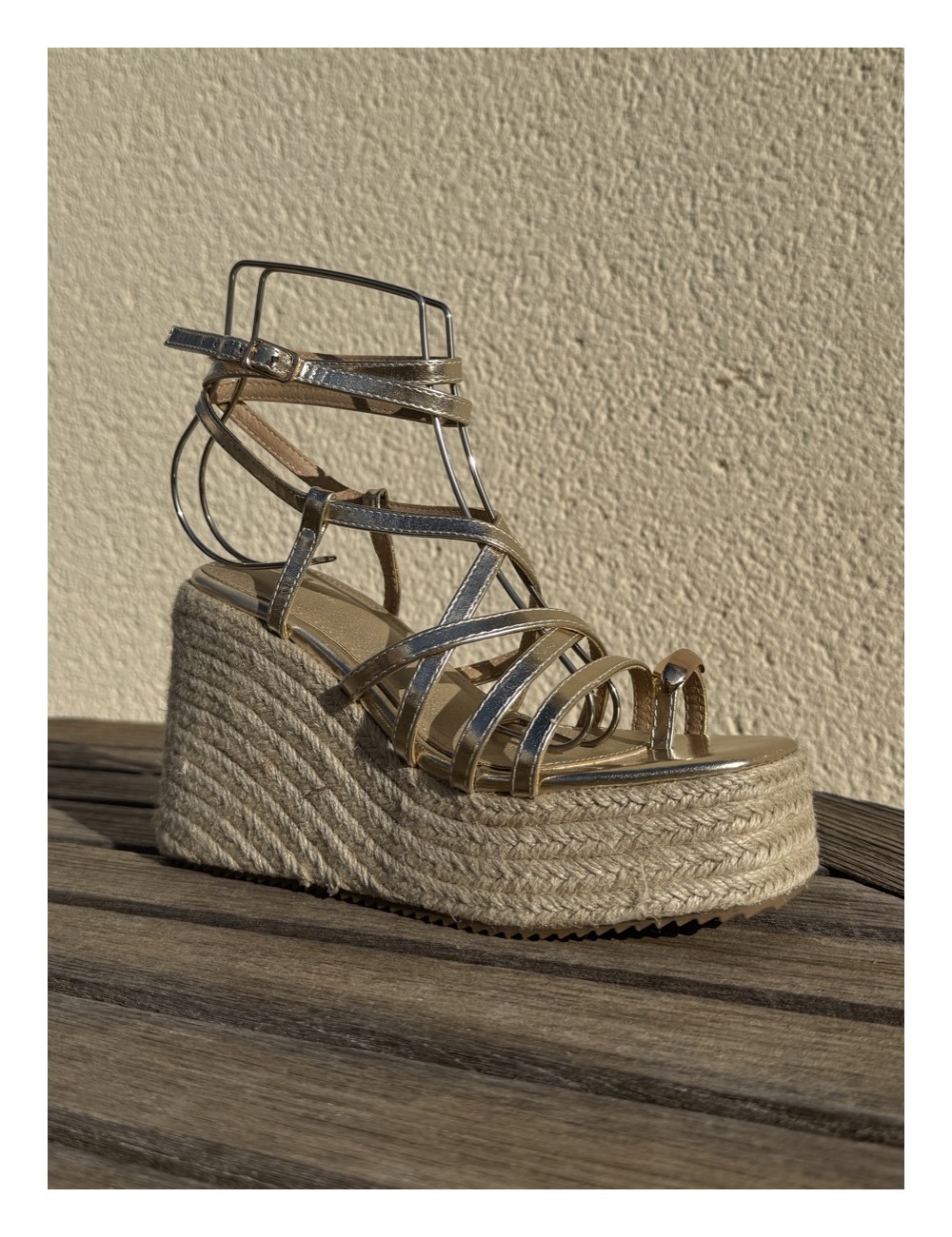 Sandalias con cuña y tiras Piras Gold