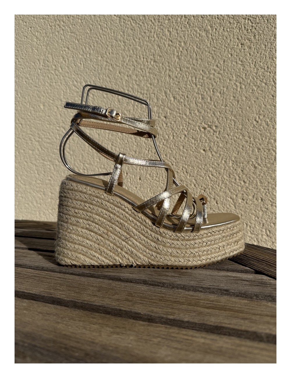Sandalias con cuña y tiras Piras Gold