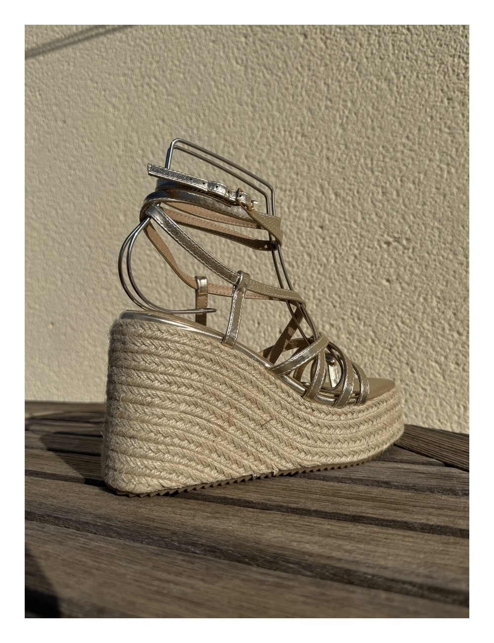 Sandalias con cuña y tiras Piras Gold