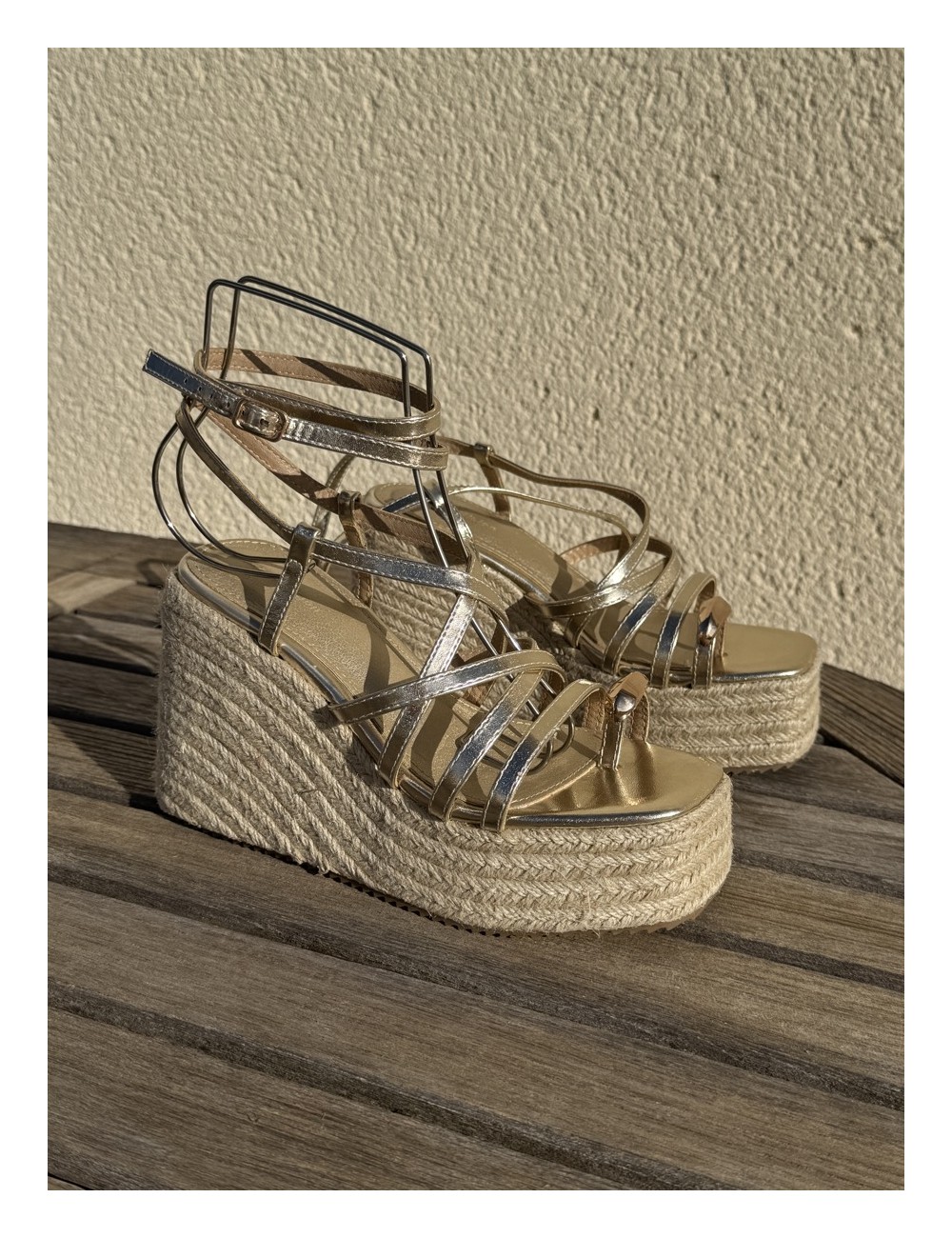 Sandalias con cuña y tiras Piras Gold