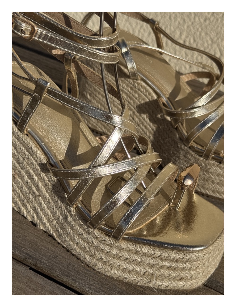 Sandalias con cuña y tiras Piras Gold