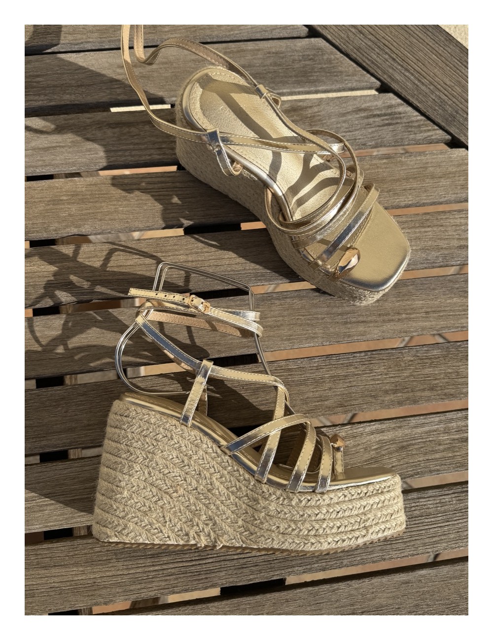 Sandalias con cuña y tiras Piras Gold