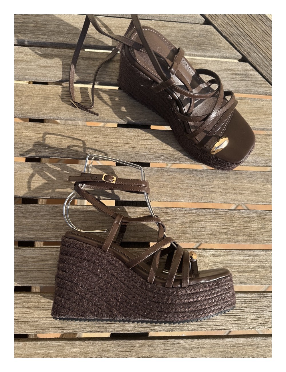 Sandalias con cuña y tiras Piras Brown