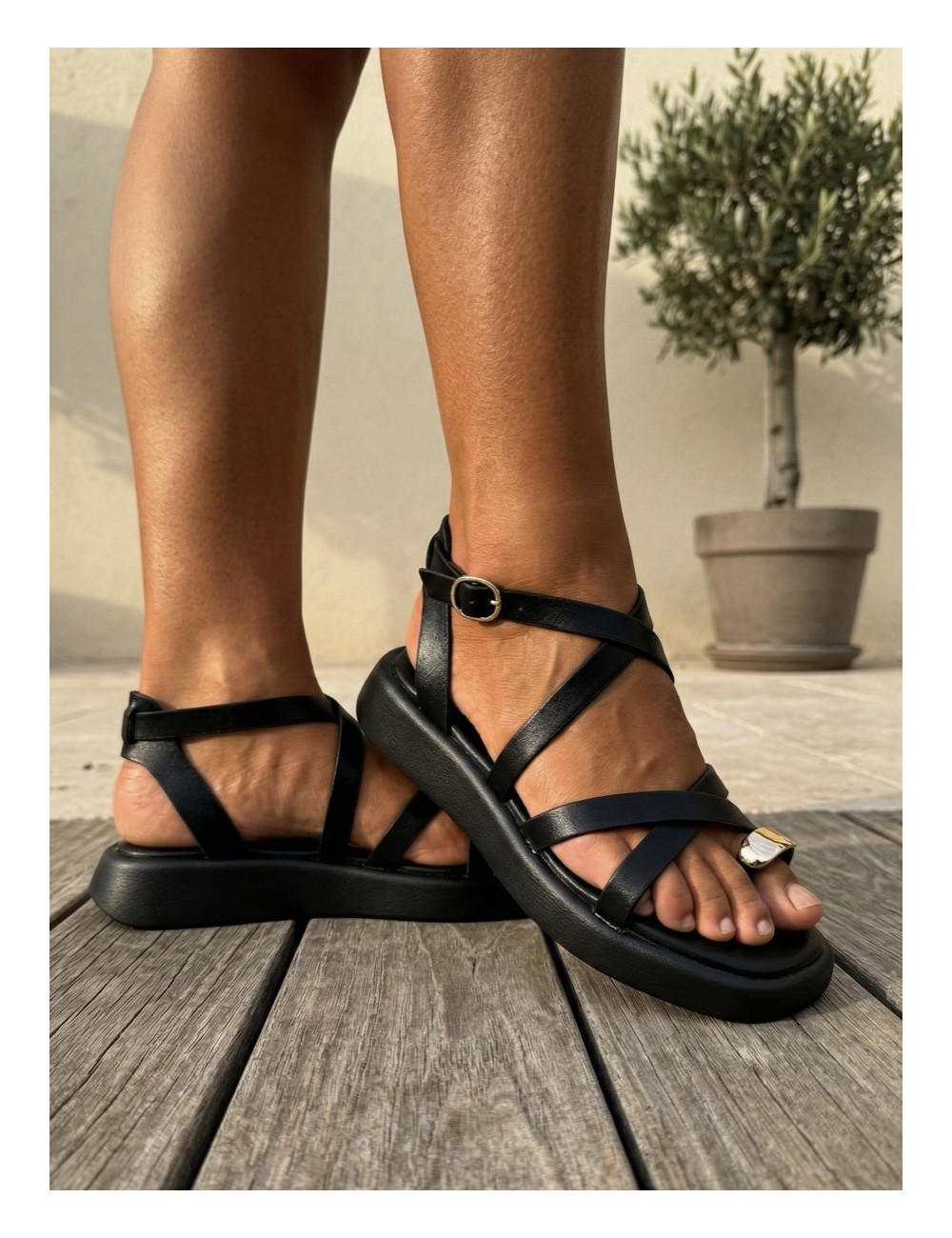 Sandalias con tiras y anillo Onifai Noir