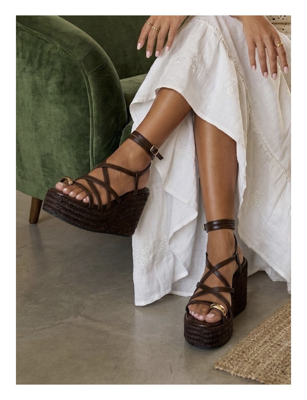 Sandalias con cuña y tiras Piras Brown