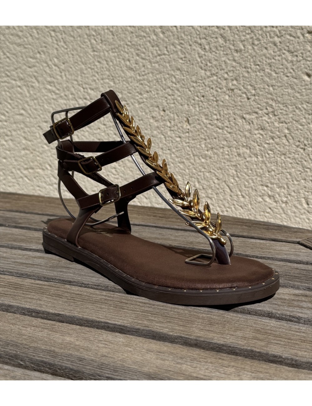 Sandalias con adorno Dorado Arbas Brown