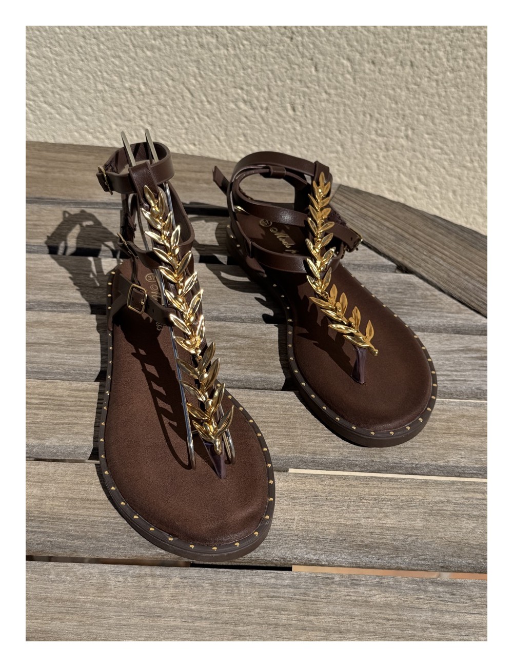 Sandalias con adorno Dorado Arbas Brown