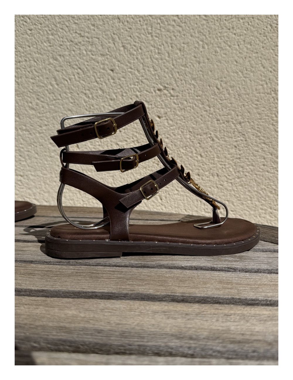 Sandalias con adorno Dorado Arbas Brown