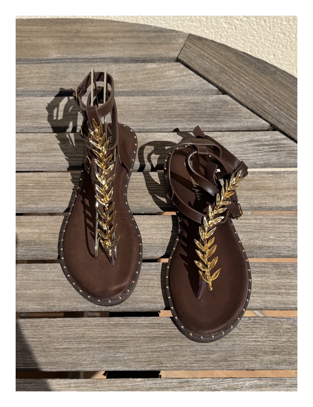 Sandalias con adorno Dorado Arbas Brown