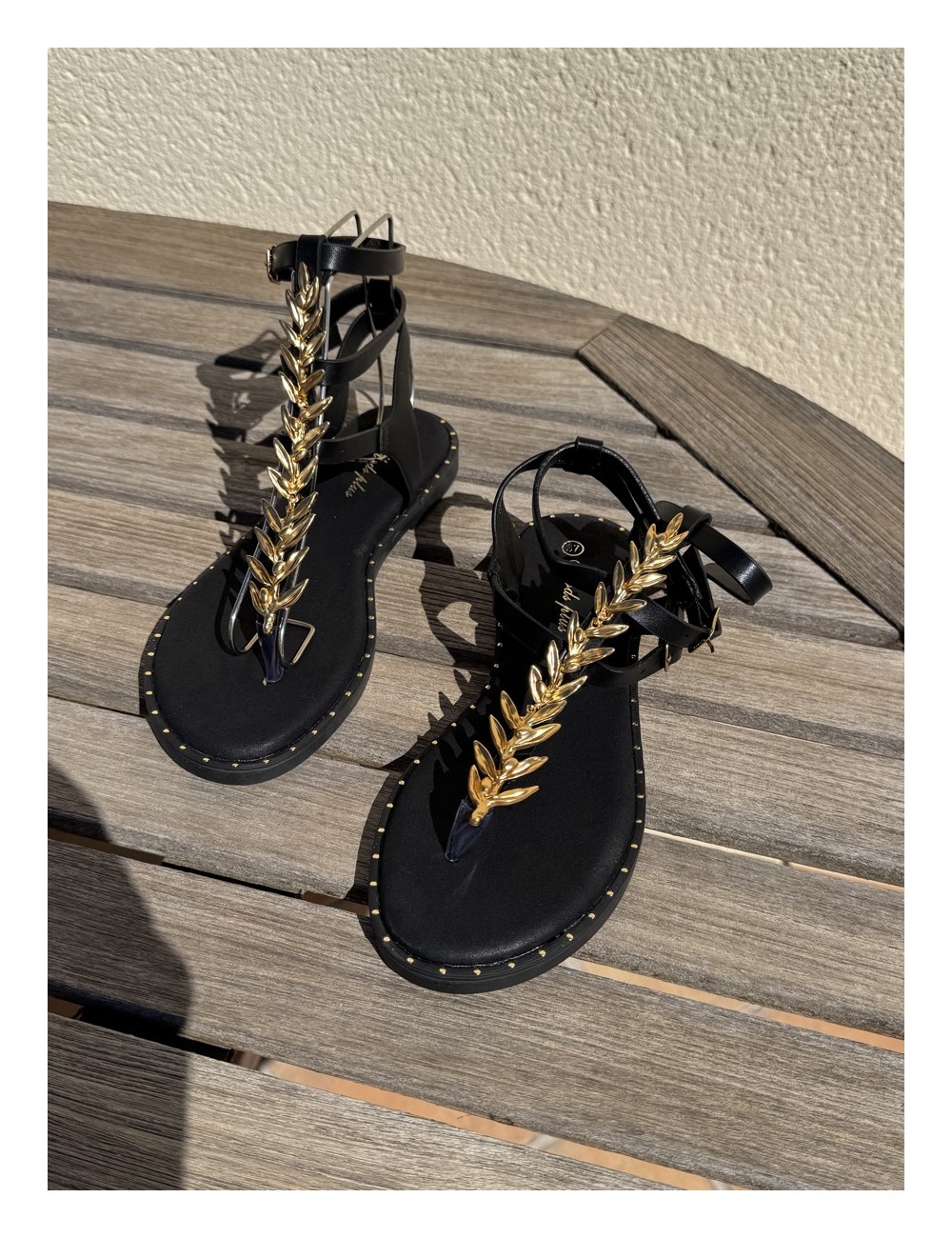 Sandalias con adorno Dorado Arbas Noir