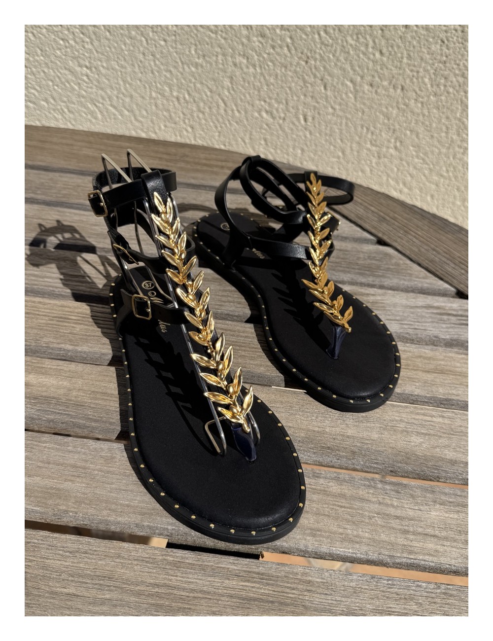 Sandalias con adorno Dorado Arbas Noir