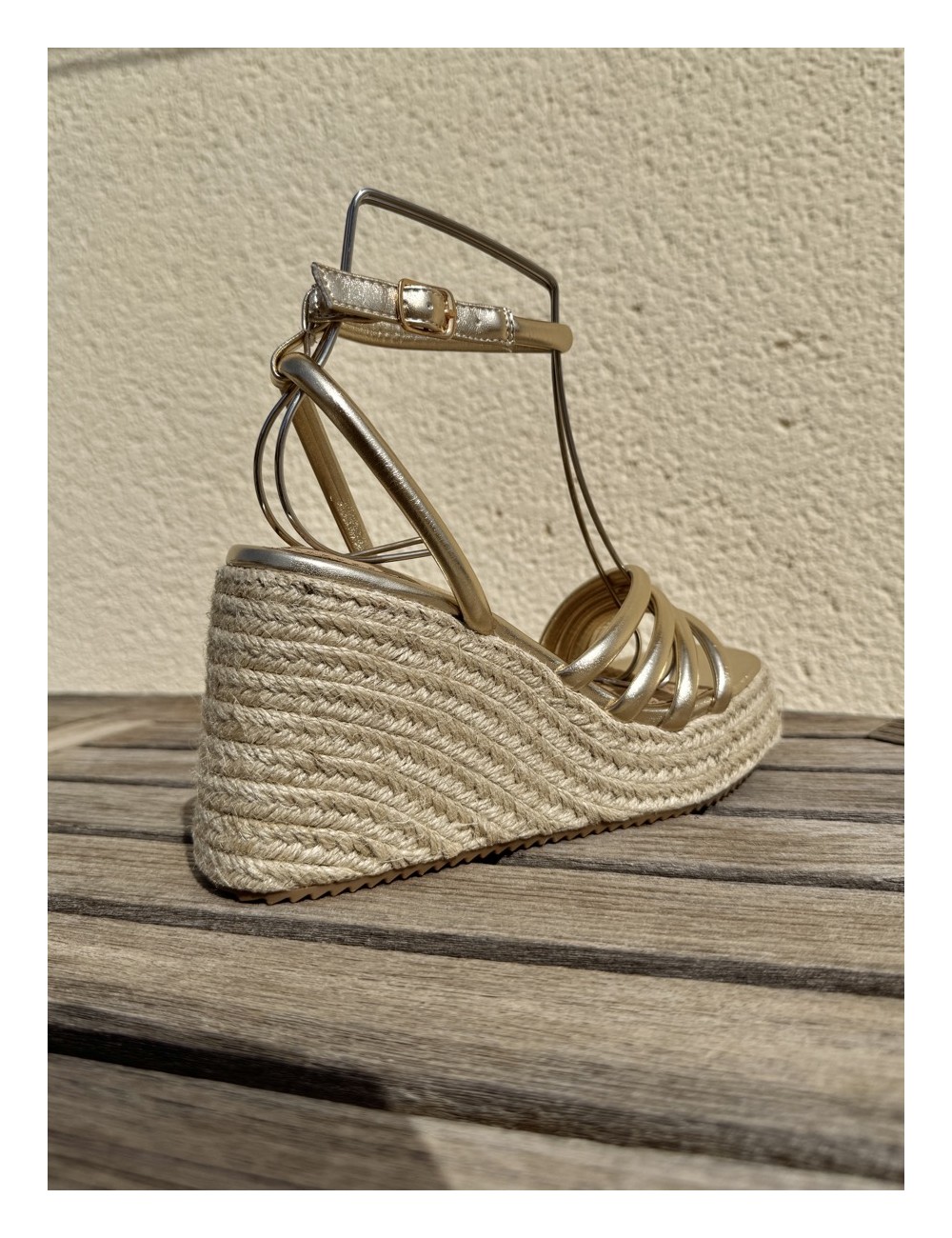 Sandalia de tiras con cuña de esparto Nuvola Gold