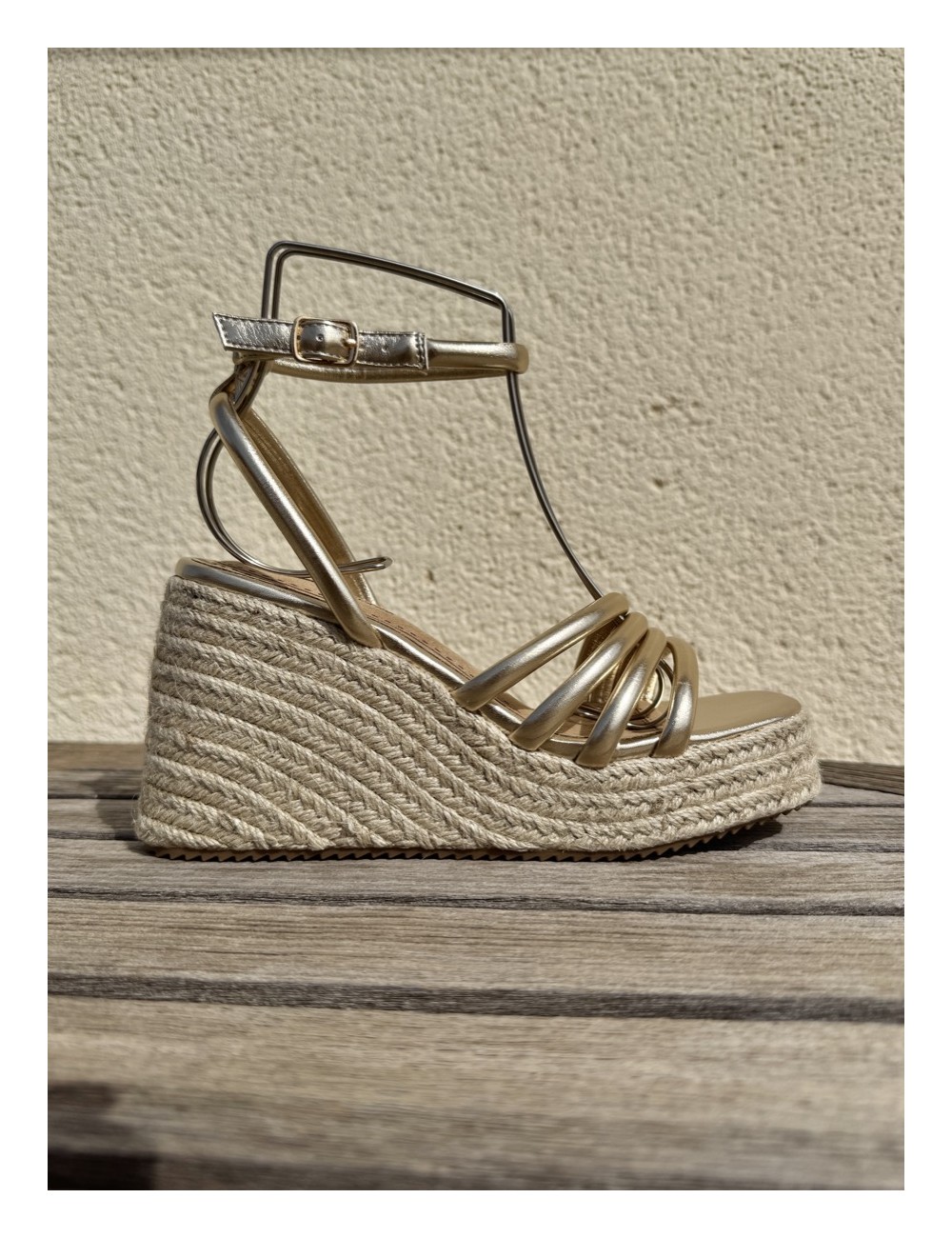 Sandalia de tiras con cuña de esparto Nuvola Gold