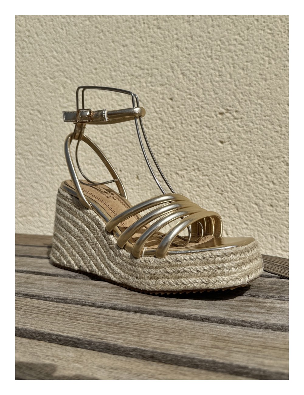 Sandalia de tiras con cuña de esparto Nuvola Gold