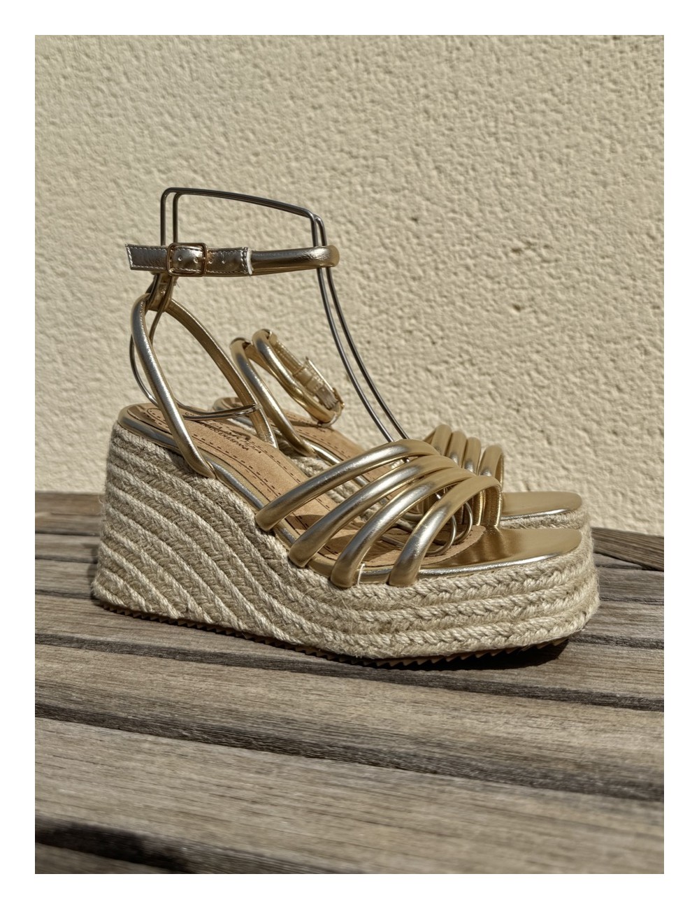 Sandalia de tiras con cuña de esparto Nuvola Gold