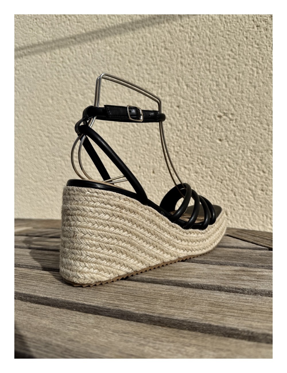 Sandalia de tiras con cuña de esparto Nuvola Noir