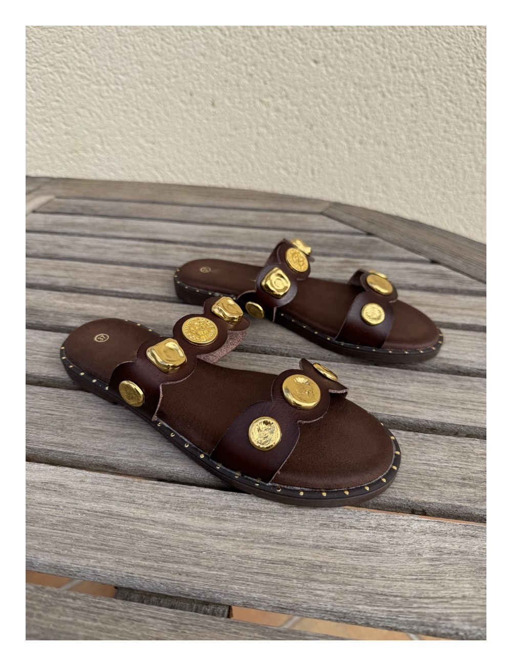 Sandalias con adorno dorado Baunei Brown