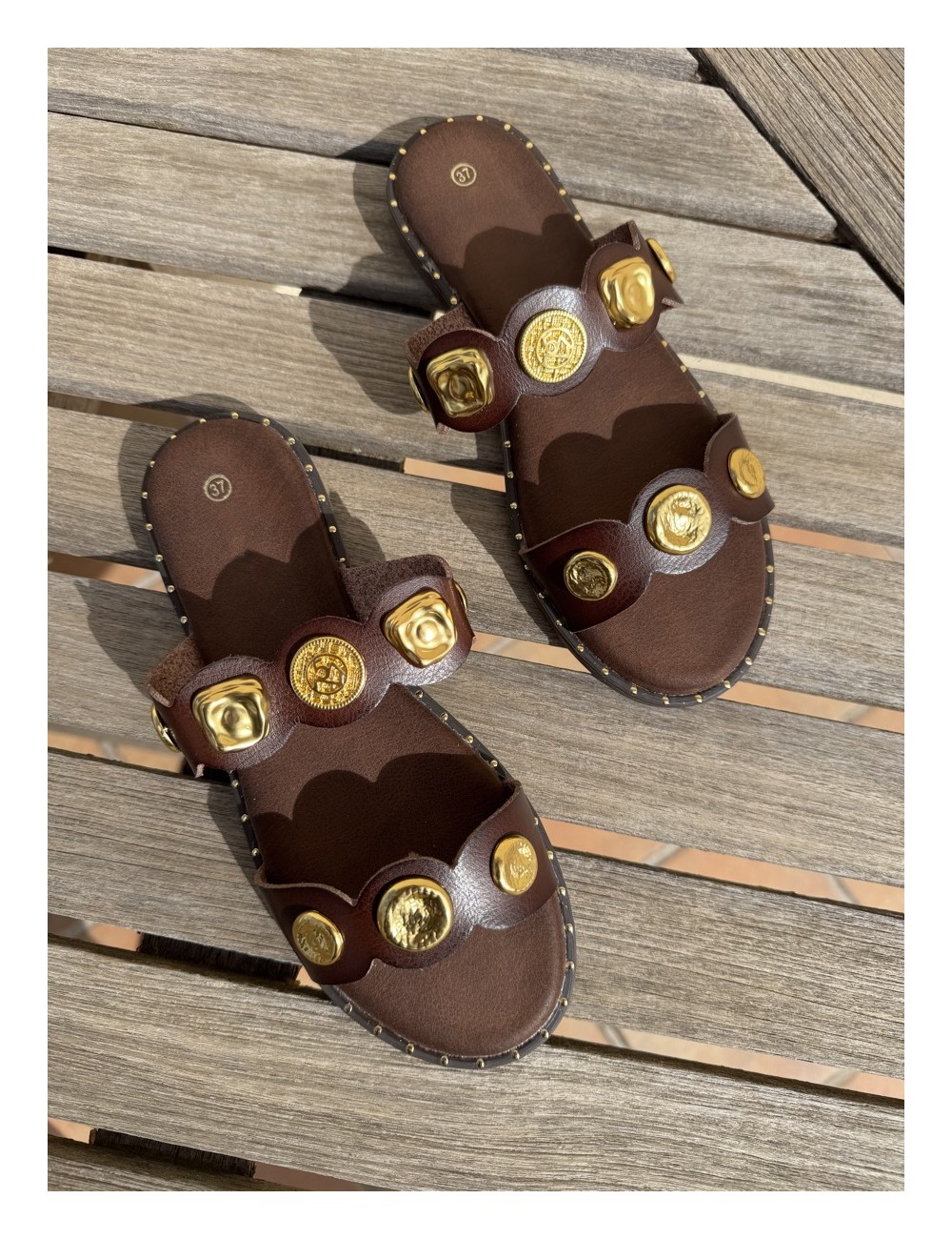 Sandalias con adorno dorado Baunei Brown