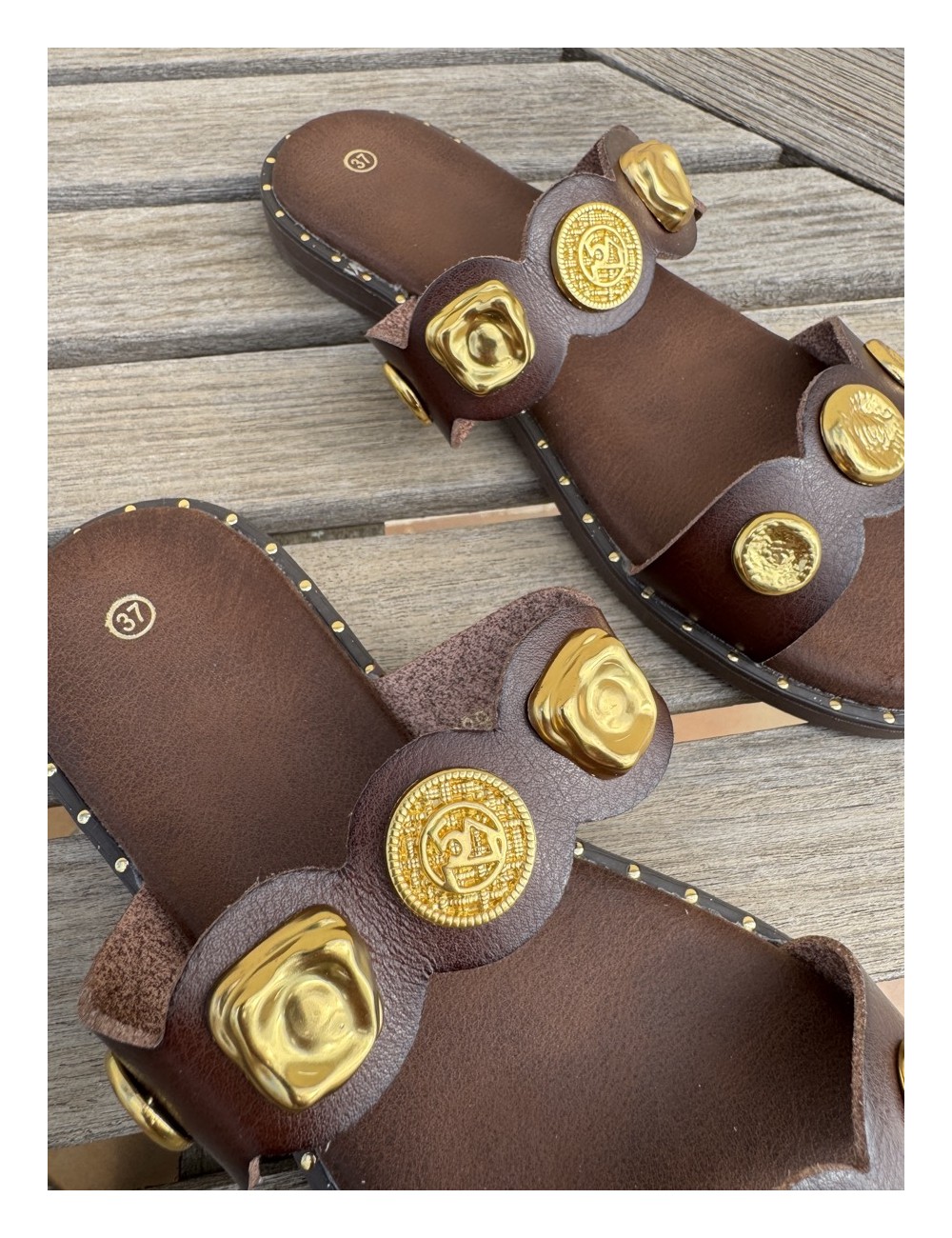 Sandalias con adorno dorado Baunei Brown