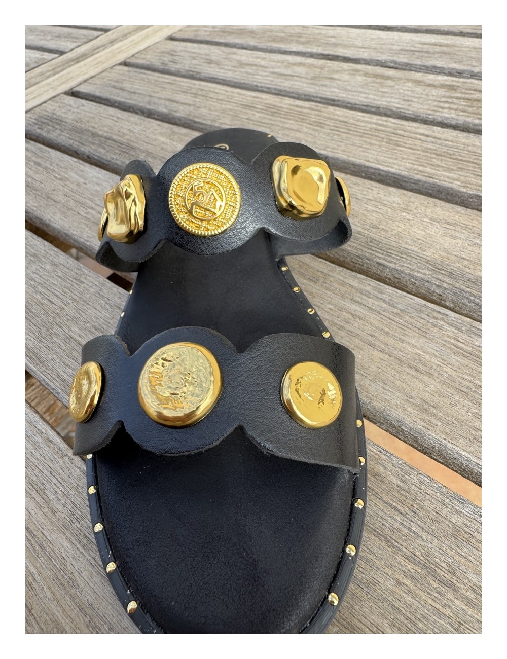 Sandalias con adorno dorado Baunei Noir