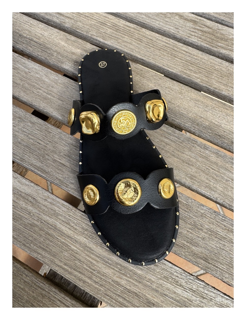 Sandalias con adorno dorado Baunei Noir