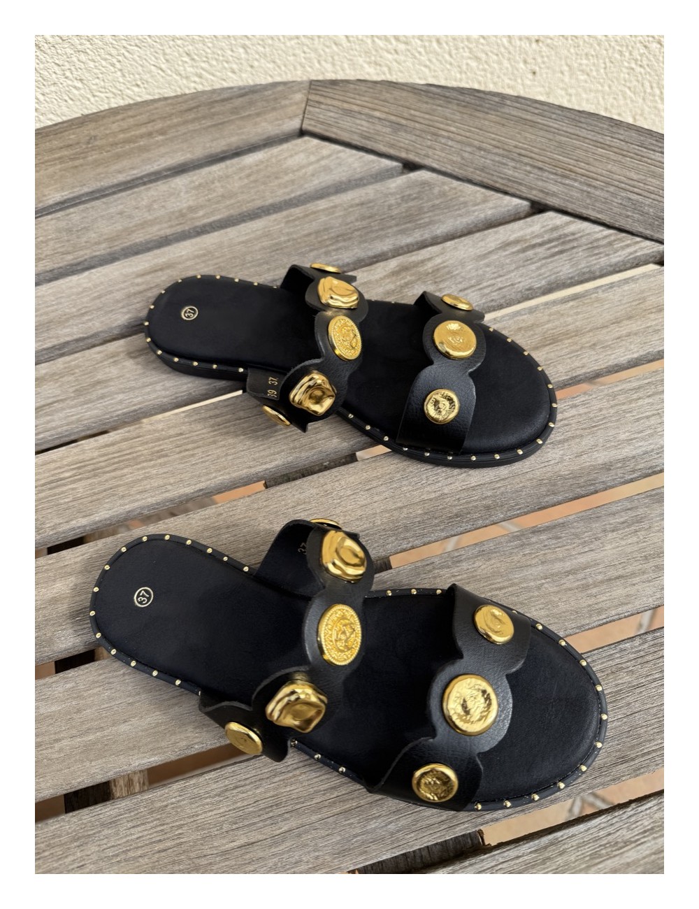 Sandalias con adorno dorado Baunei Noir