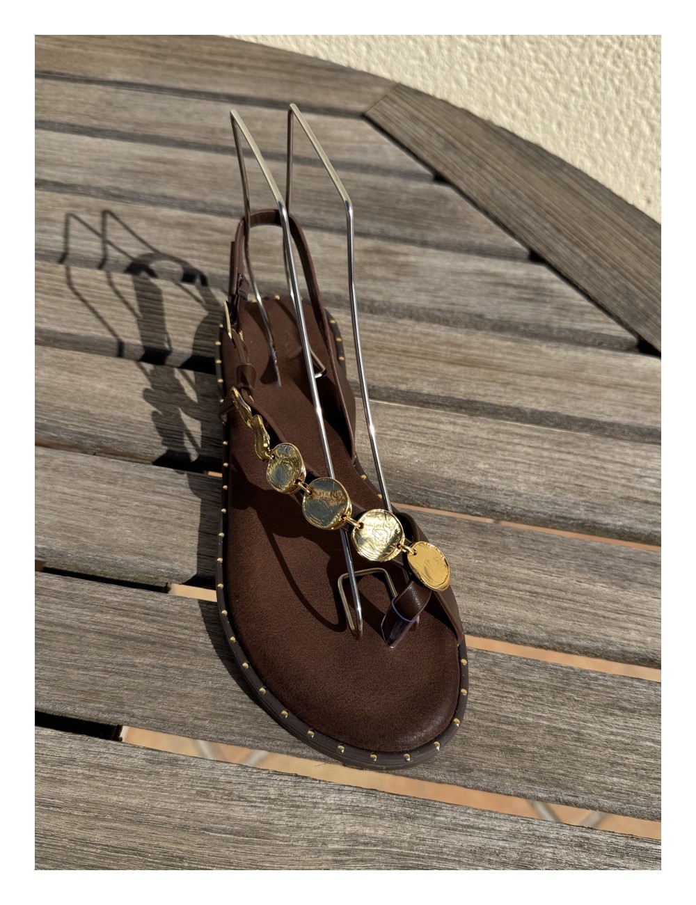 Sandalias con detalle dorado Talana Brown