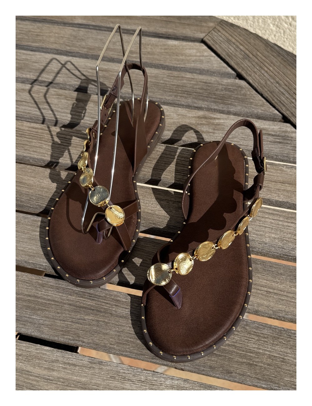 Sandalias con detalle dorado Talana Brown