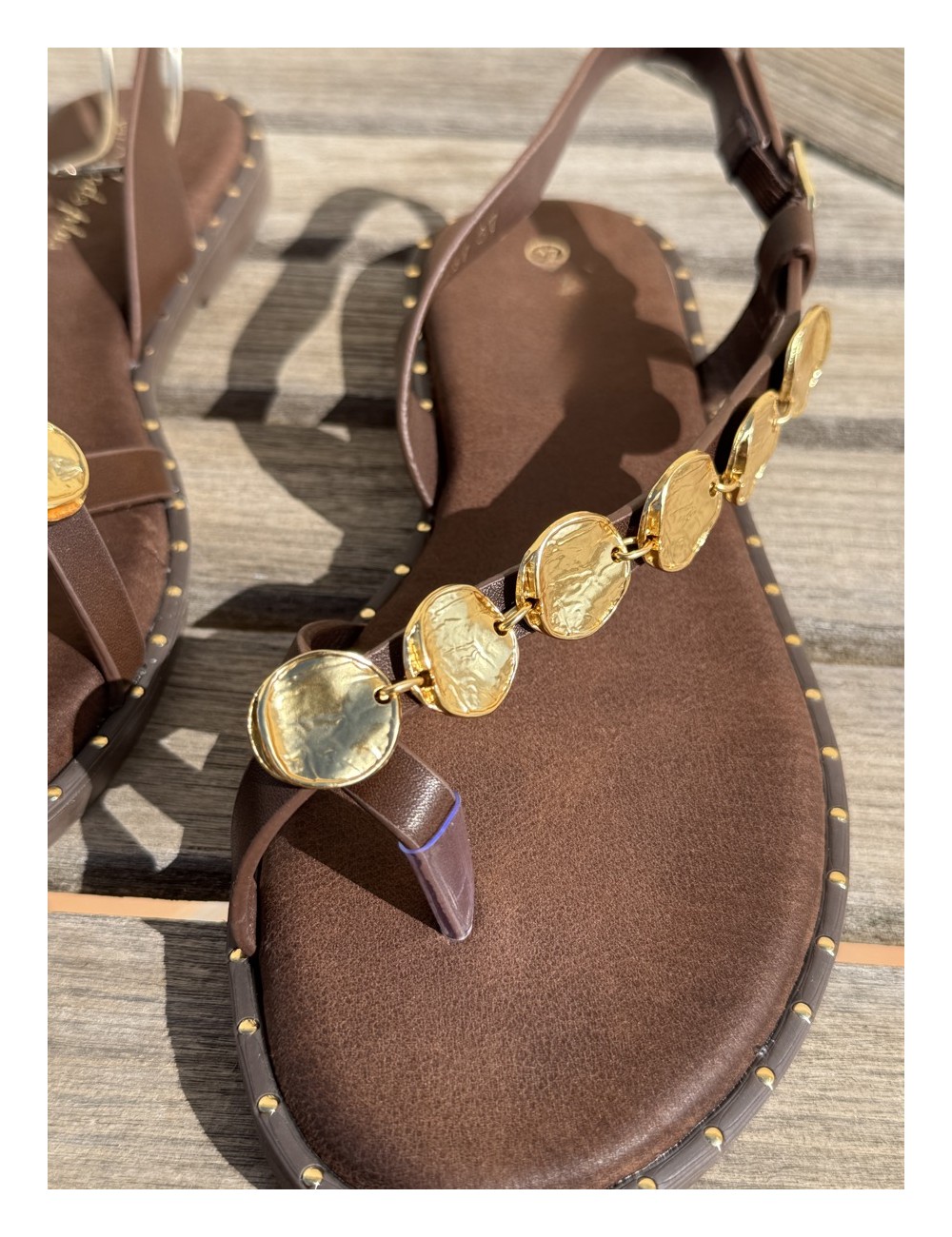 Sandalias con detalle dorado Talana Brown