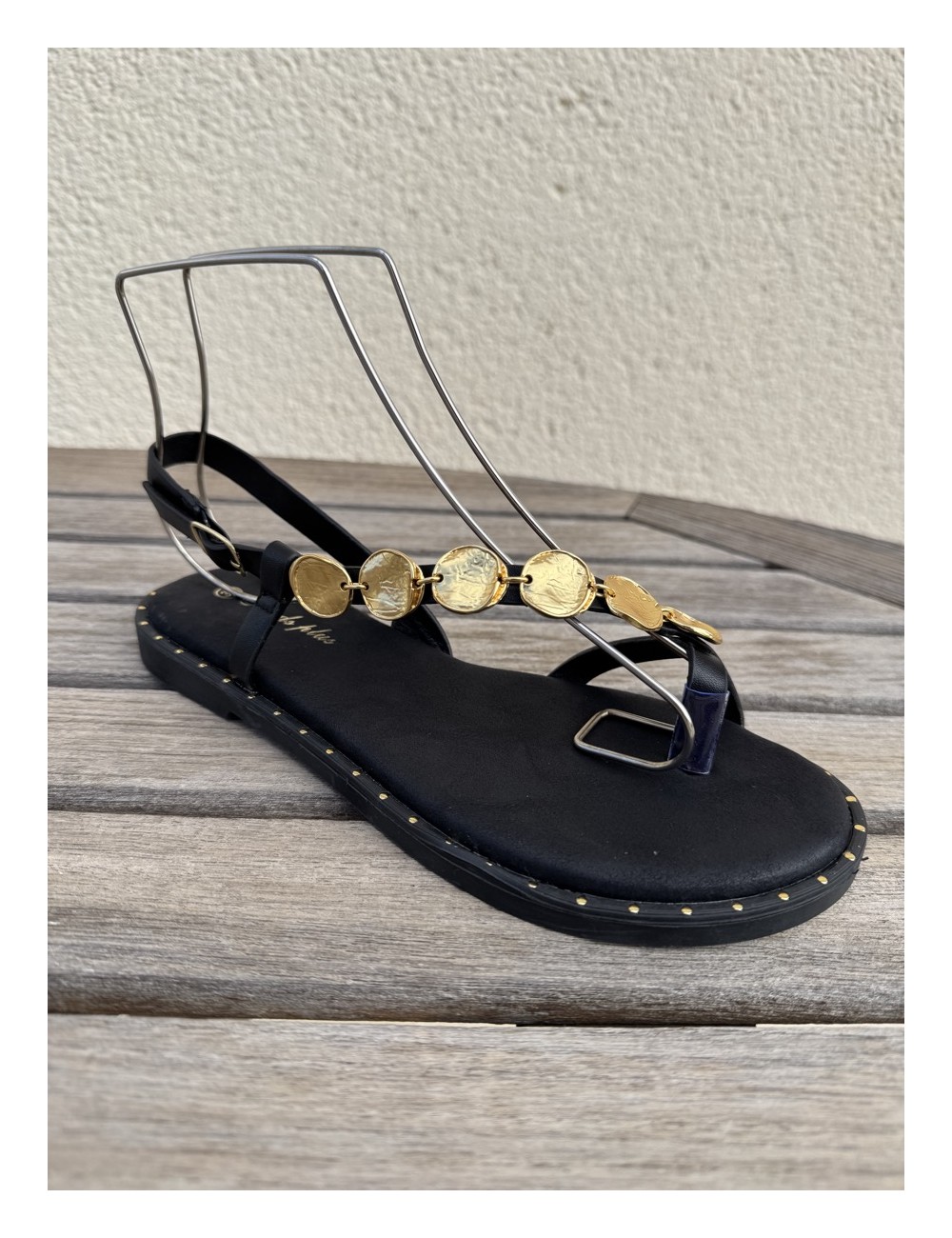 Sandalias con detalle dorado Talana Noir