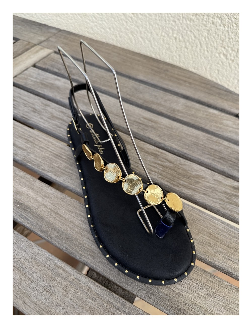 Sandalias con detalle dorado Talana Noir