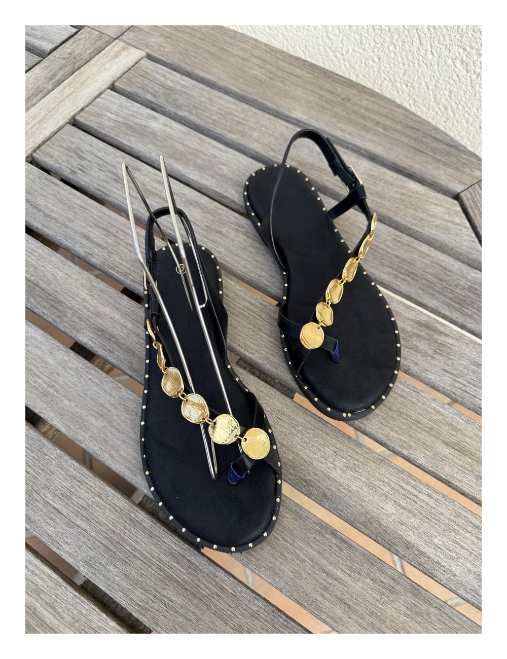 Sandalias con detalle dorado Talana Noir