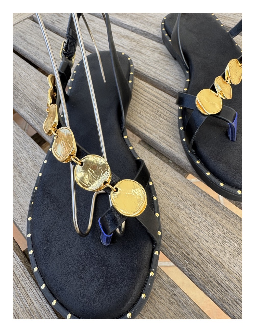 Sandalias con detalle dorado Talana Noir