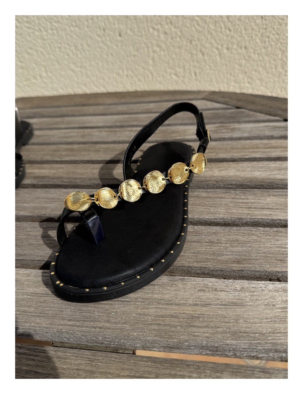 Sandalias con detalle dorado Talana Noir