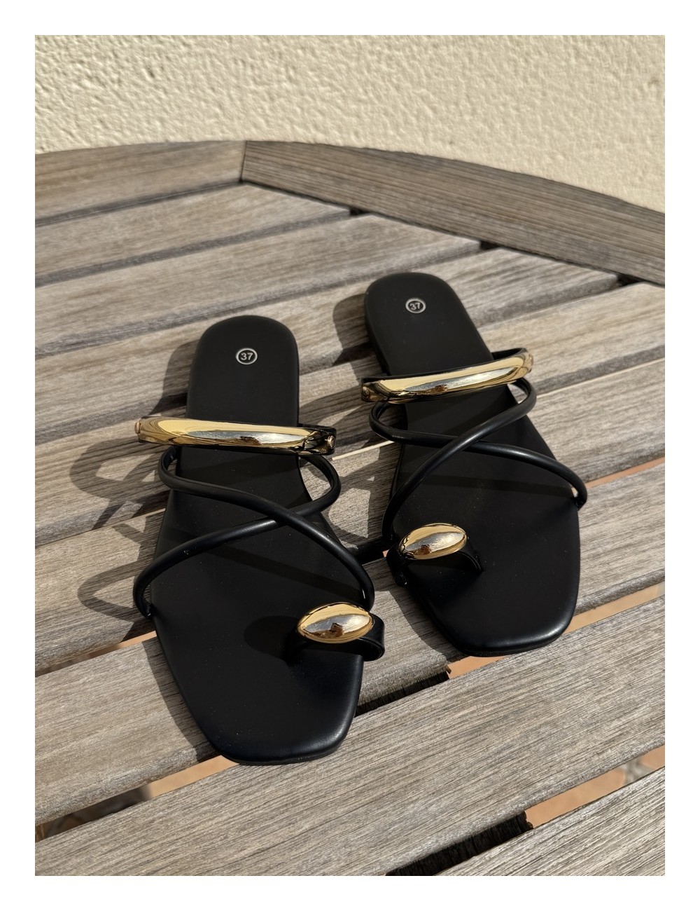 Sandalias con detalle dorado Vernazza Noir