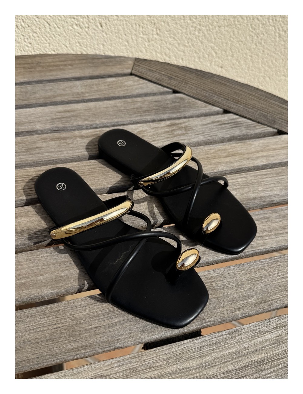 Sandalias con detalle dorado Vernazza Noir