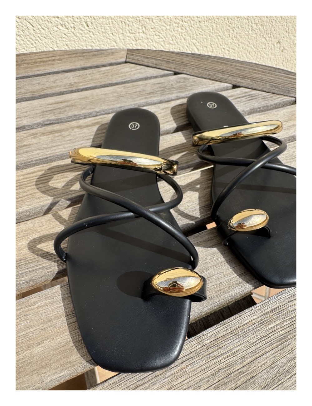 Sandalias con detalle dorado Vernazza Noir