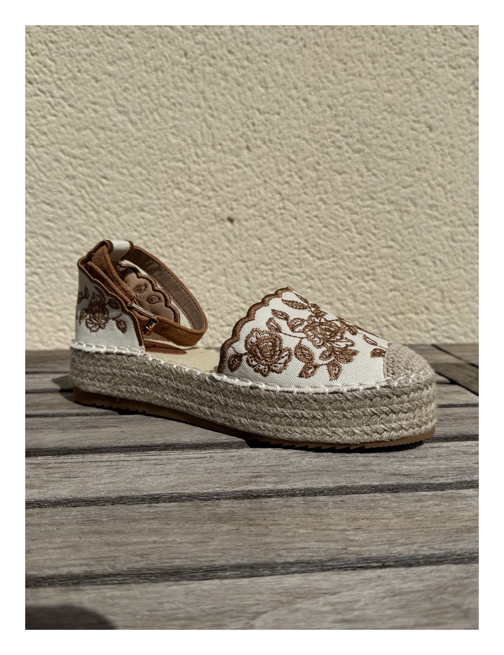 Alpargatas con cuña y bordados florales Rita Camel