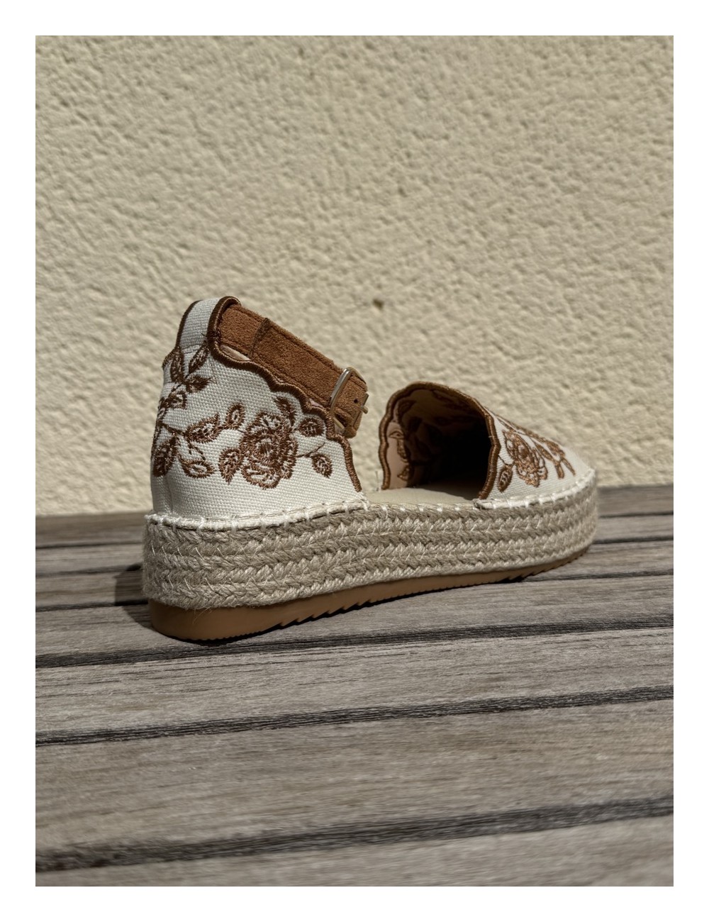 Alpargatas con cuña y bordados florales Rita Camel