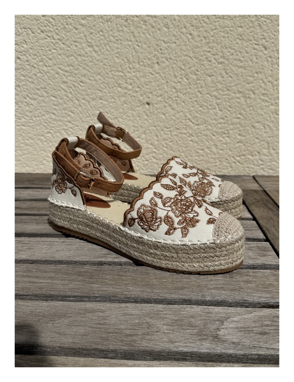 Alpargatas con cuña y bordados florales Rita Camel