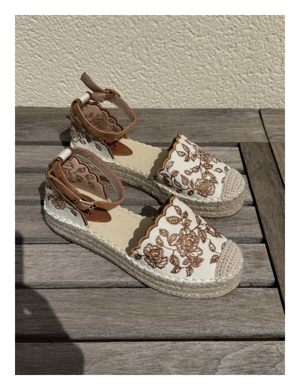 Alpargatas con cuña y bordados florales Rita Camel