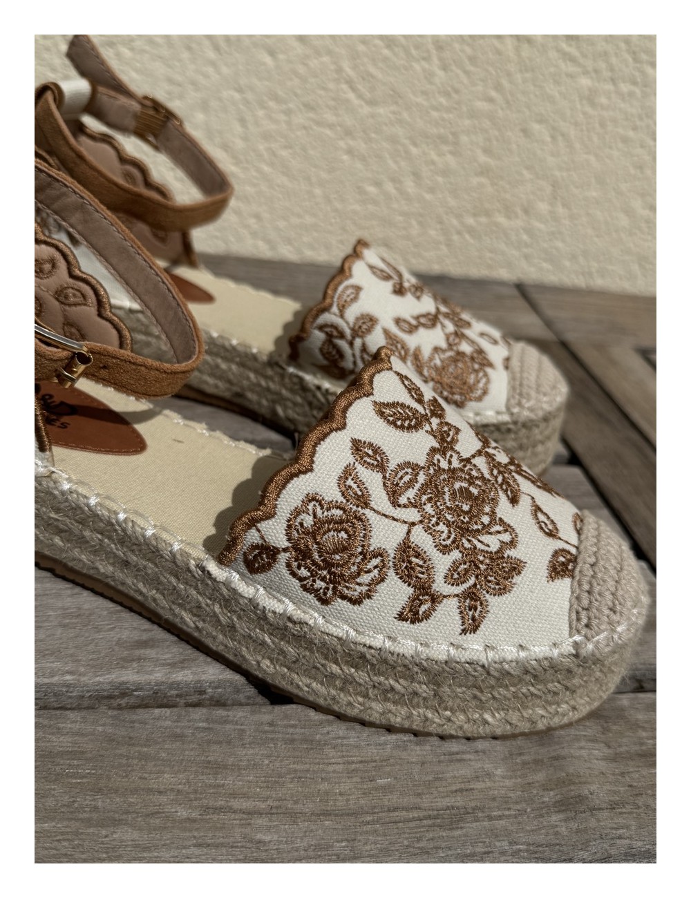 Alpargatas con cuña y bordados florales Rita Camel