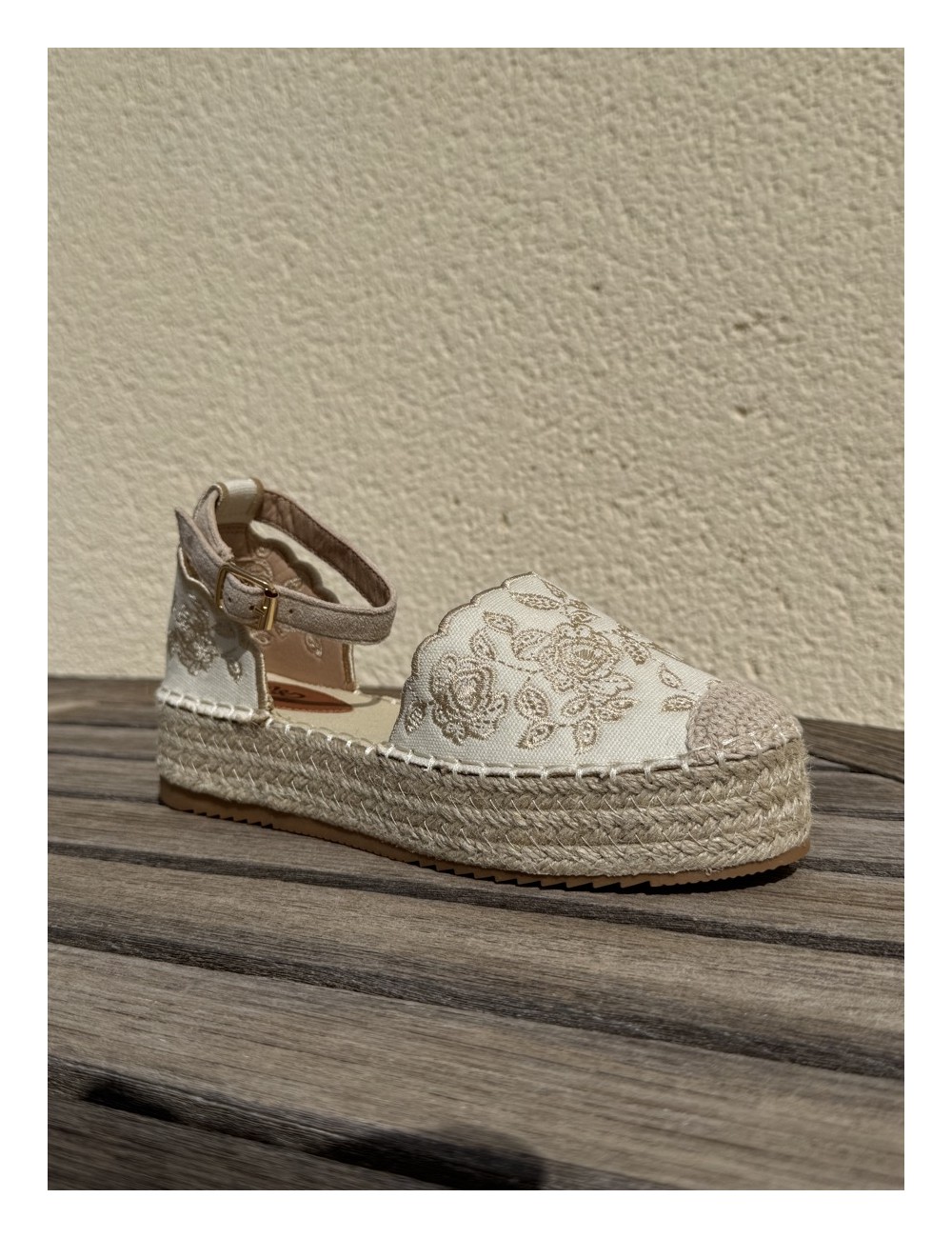 Alpargatas con cuña y bordados florales Rita Beige