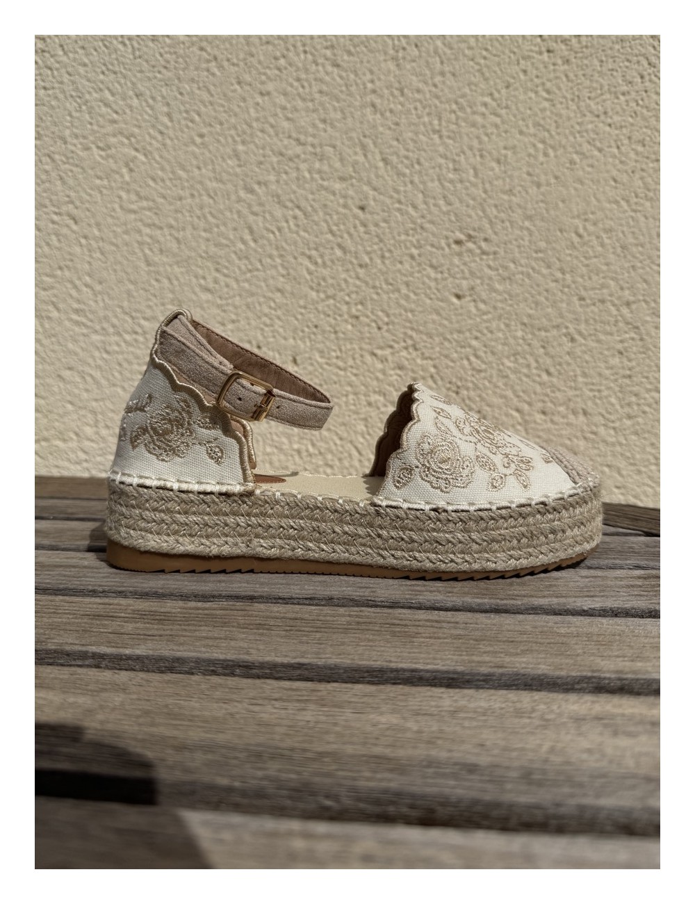 Alpargatas con cuña y bordados florales Rita Beige