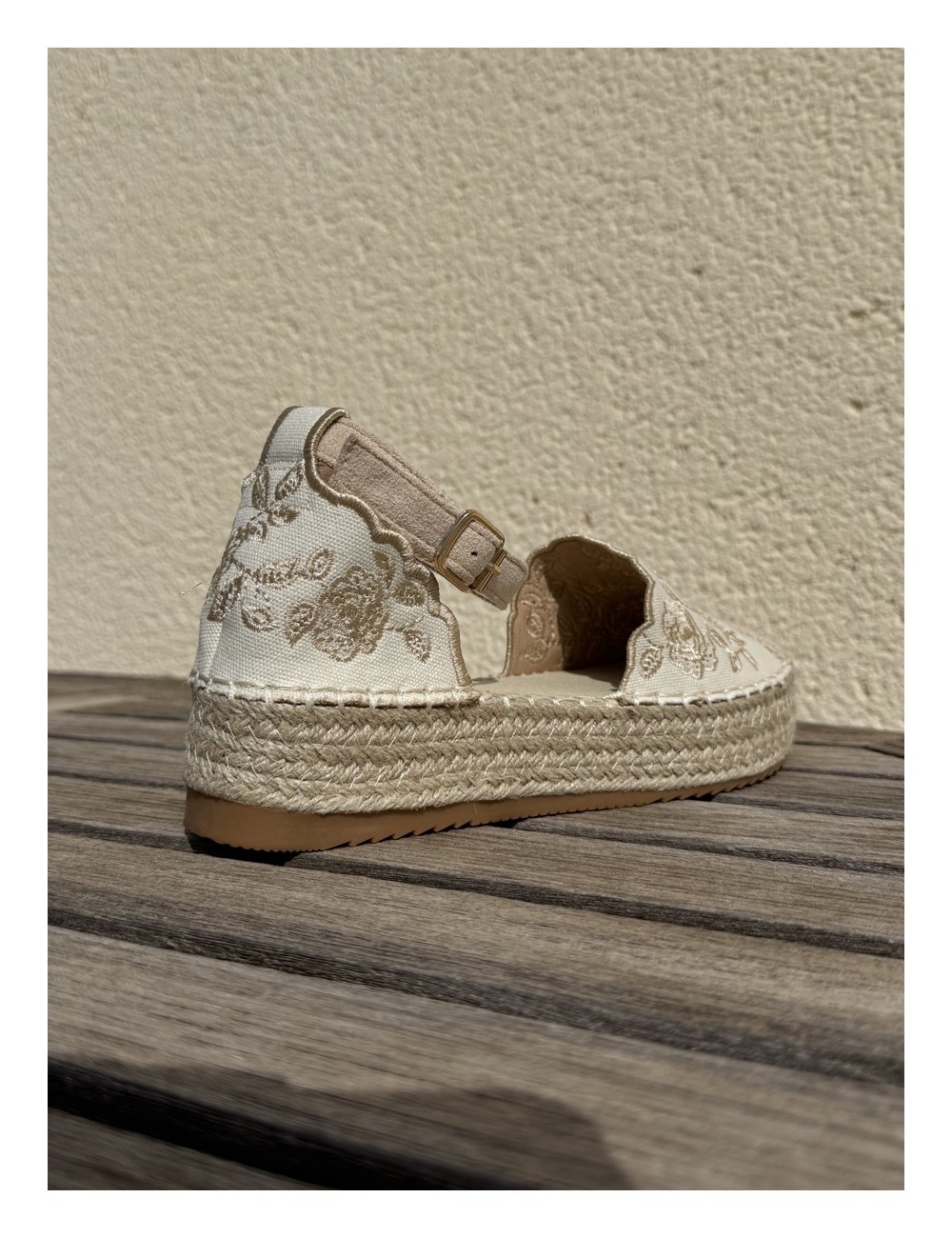 Alpargatas con cuña y bordados florales Rita Beige