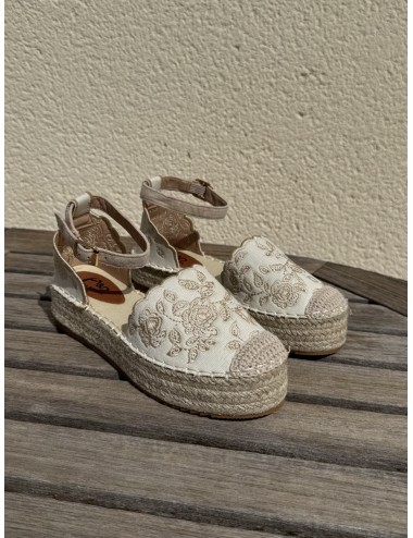 Alpargatas con cuña y bordados florales Rita Beige