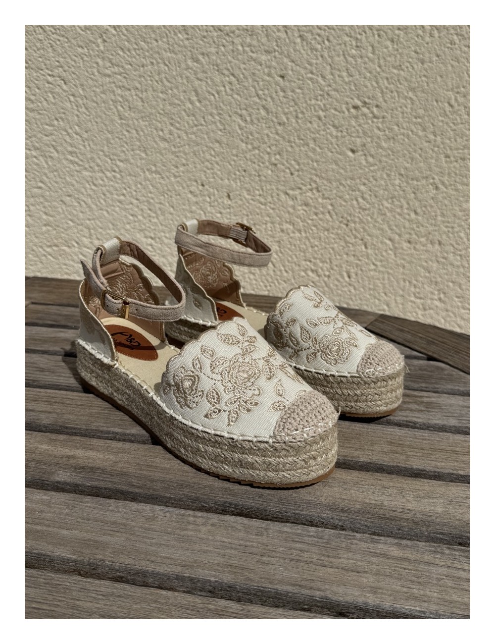 Alpargatas con cuña y bordados florales Rita Beige