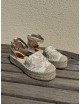 Alpargatas con cuña y bordados florales Rita Beige