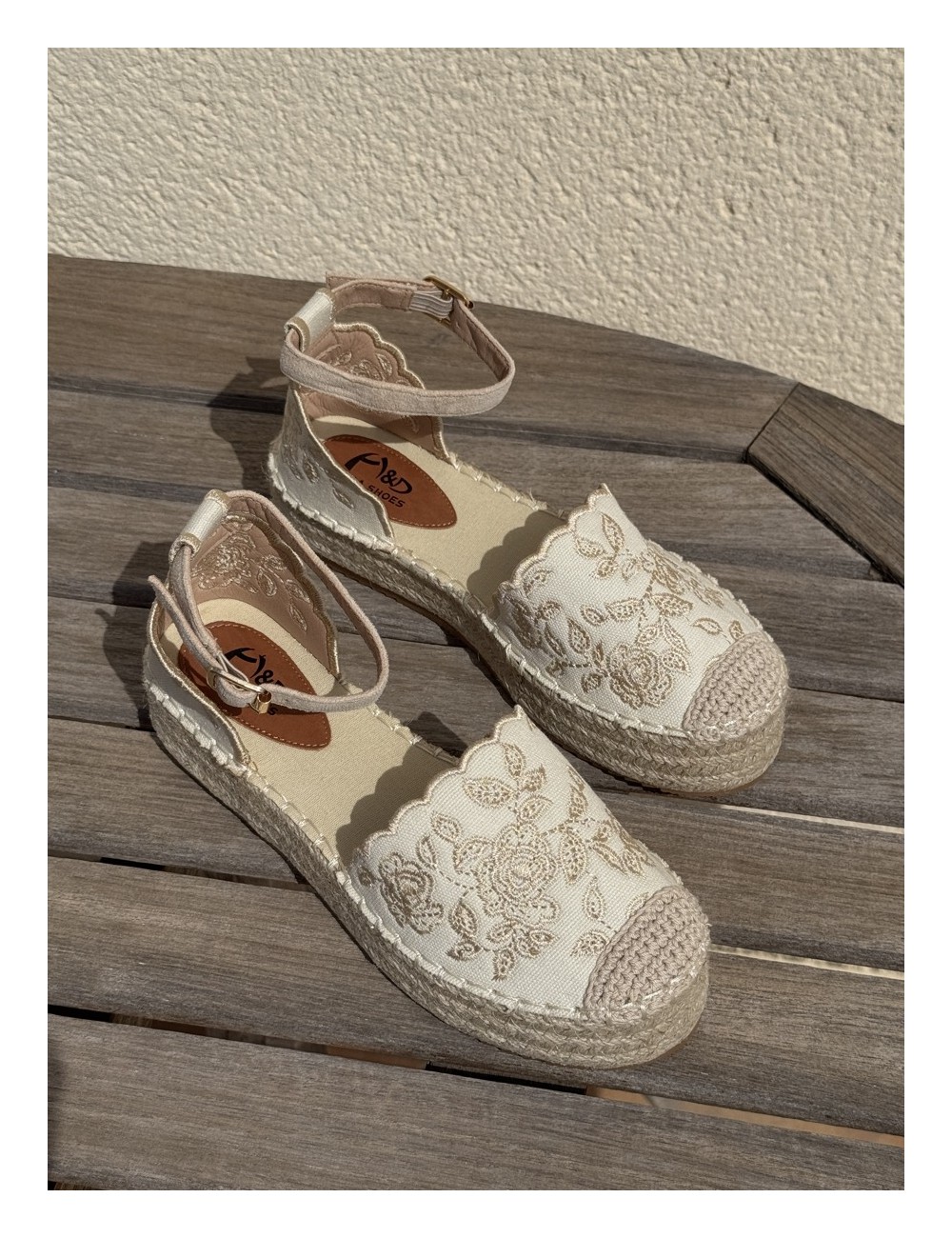 Alpargatas con cuña y bordados florales Rita Beige