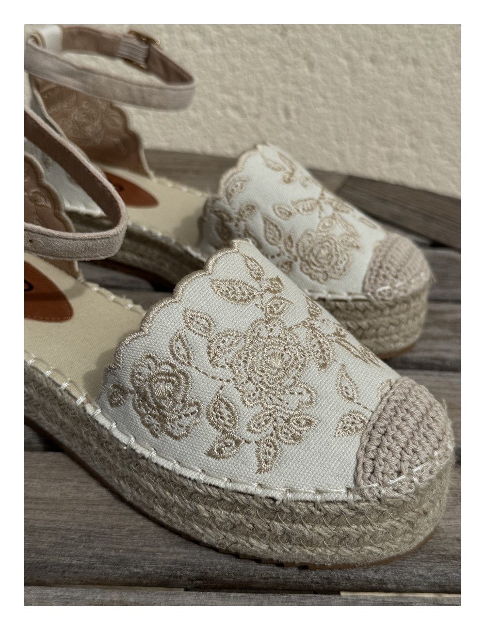 Alpargatas con cuña y bordados florales Rita Beige